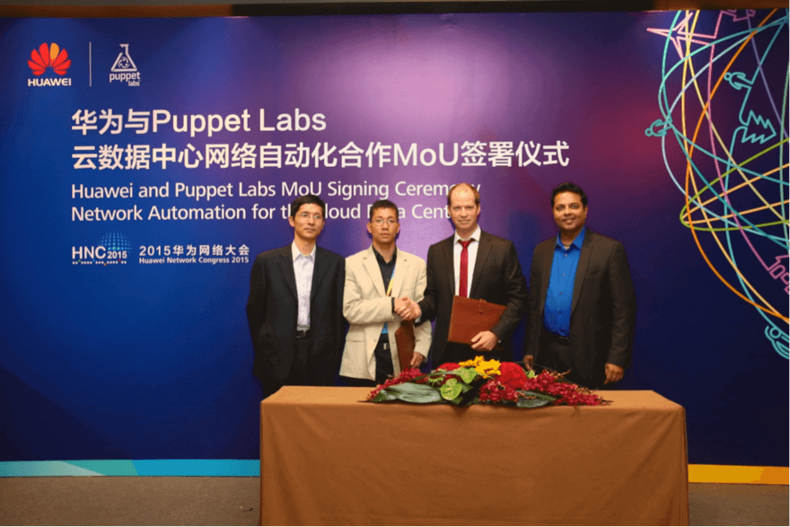 华为数据中心网络领域总经理余立（左二）与Puppet Labs CEO兼创始人Luke Kanies（右二）签署MoU